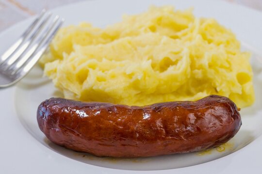 Saucisse fum&eacute;e et pur&eacute;e maison dans une assiette