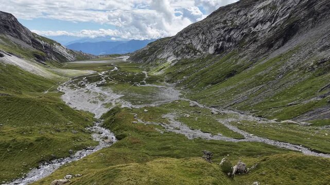 Drohnenflug &uuml;ber den unteren Segnesboden in Flims/Laax in Graub&uuml;nden in der Schweiz