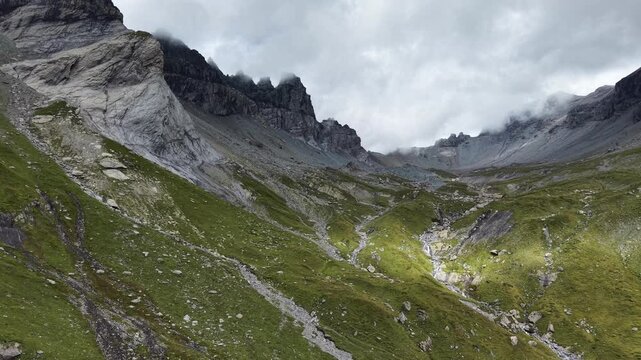 Drohnenflug zum Martinsloch bei Flims Laax in Graub&uuml;nden in der Schweiz