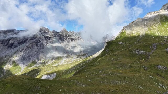 Drohnenflug zum Martinsloch bei Flims Laax in Graub&uuml;nden in der Schweiz