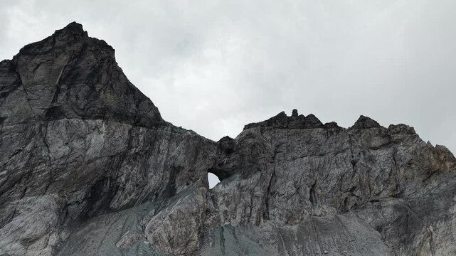 Drohnenflug zum Martinsloch bei Flims Laax in Graub&uuml;nden in der Schweiz