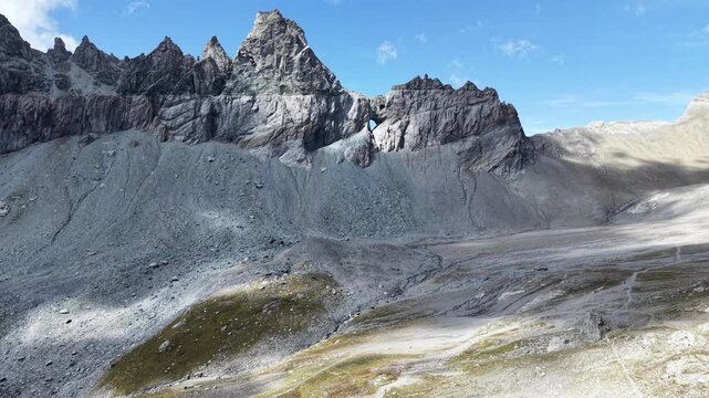 Drohnenflug zum Martinsloch bei Flims Laax in Graub&uuml;nden in der Schweiz