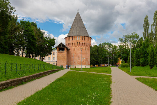 City park and tower of the Smolensk Kremlin, Russia
