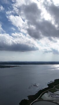 Represa de Taia&ccedil;upeba destacando o espelho d&rsquo;&aacute;gua, pequenas forma&ccedil;&otilde;es insulares, margens recortadas e nuvens volumosas sobre a paisagem paulista do reservat&oacute;rio