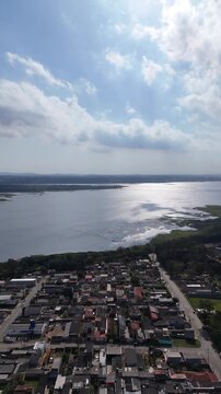 Vista a&eacute;rea da represa de Taia&ccedil;upeba, em S&atilde;o Paulo, com amplo espelho d&rsquo;&aacute;gua, margens sinuosas e c&eacute;u carregado, destacando a paisagem natural e a import&acirc;ncia do reservat&oacute;rio regional