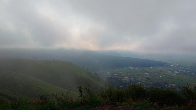 阿蘇の霧と朝日（熊本県阿蘇）	
