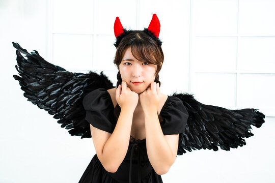 悪魔のコスプレをする女性