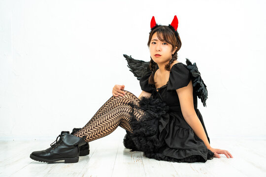 悪魔のコスプレをする女性