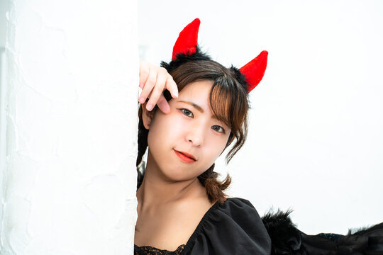 悪魔のコスプレをする女性