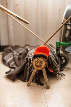 Tio de nadal log tradition with drumsticks