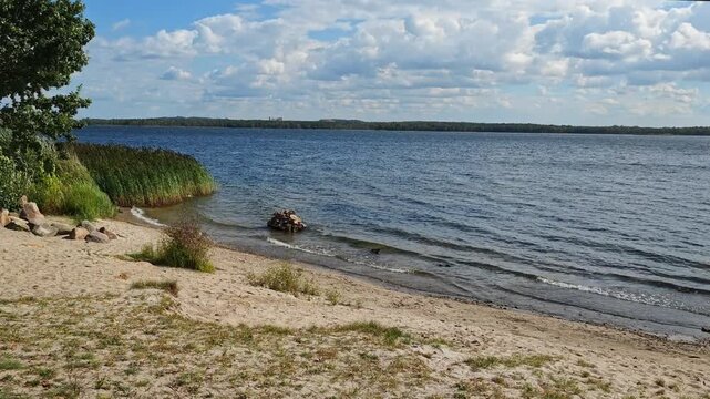 Senftenberger See im Sommer am Strand unter blauem Himmel