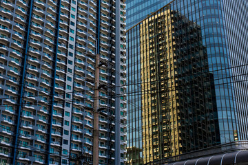 Obraz premium A view of skyscrapers in Bangkok with the reflection of another skyscraper on it