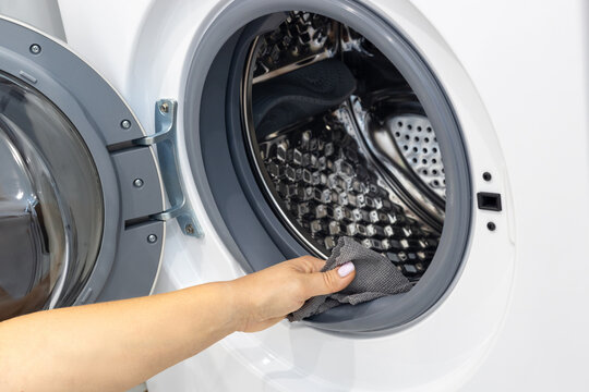 Cleaning washing machine rubber seal with cloth