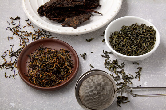 Dried Tea Varieties with Metal Mesh Strainer