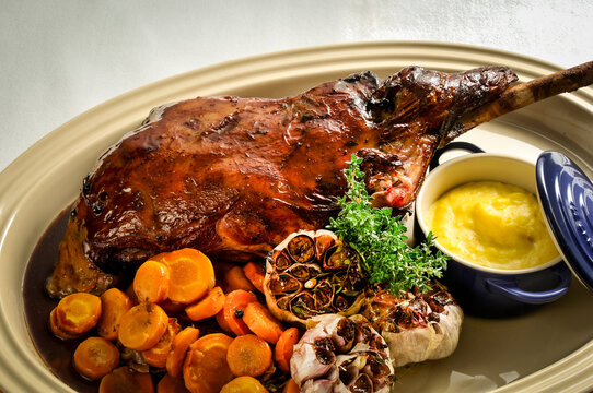 Perna de cabrito assada com legumes
