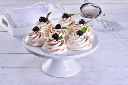 Mini Pavlova with mascarpone cream