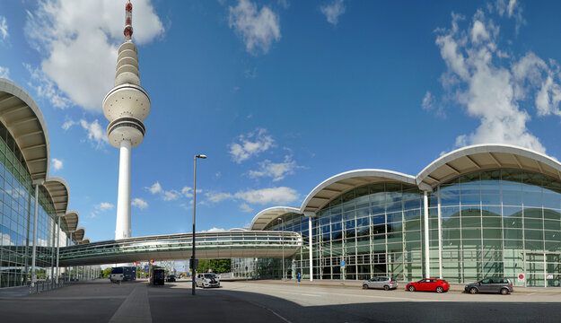 Fernsehturm und Messe in Hamburg - Blauer Himmel Panorama