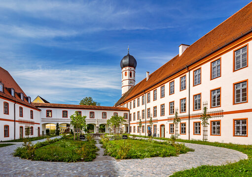 Hof mit Marienbrunnen, Kloster Beuerberg, Eurasburg-Beuerberg, Oberbayern, Bayern, Deutschland