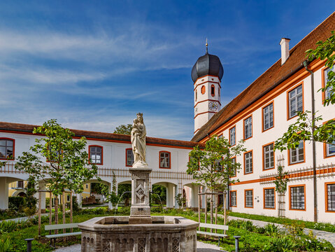 Hof mit Marienbrunnen, Kloster Beuerberg, Eurasburg-Beuerberg, Oberbayern, Bayern, Deutschland