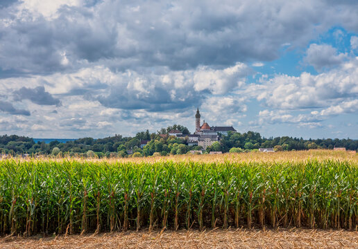 L&auml;ndliche Landschaft beim Kloster Andechs, Erling, Bayern, Deutschland