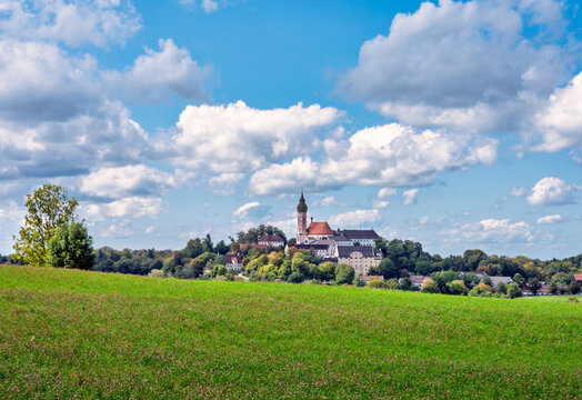 L&auml;ndliche Landschaft beim Kloster Andechs, Erling, Bayern, Deutschland