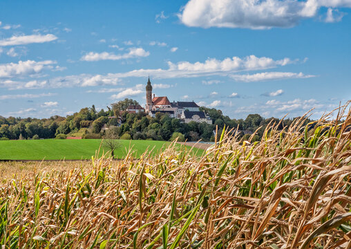 L&auml;ndliche Landschaft beim Kloster Andechs, Erling, Bayern, Deutschland