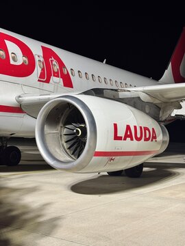 Turbine eines Airbus A320 mit Lauda Logo bei Nacht, Laudamotion, Ryanair, low-cost airline