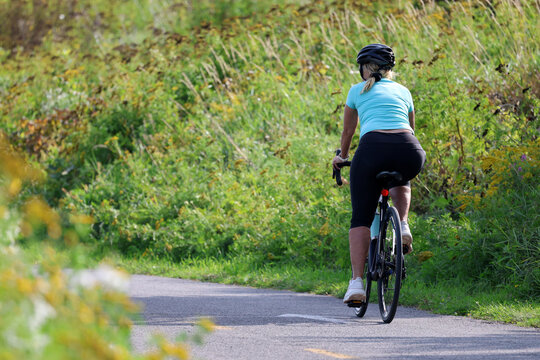 une femme en v&eacute;lo	
