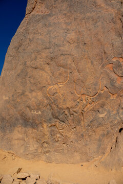 La vache qui pleure rock carving, North Africa, Erg Admer, Algeria