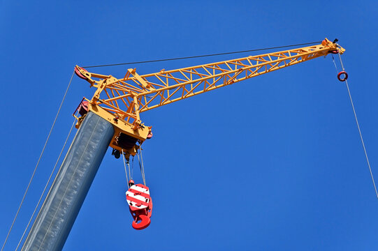 Mobile tower crane broom with hook block