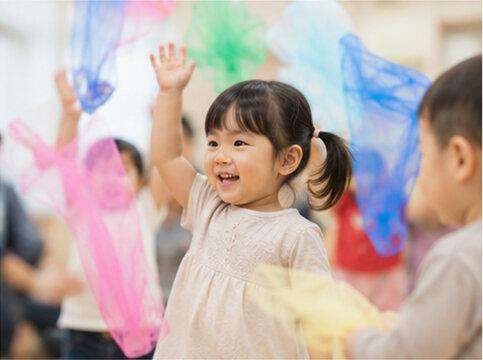 リトミック,音楽教育,幼児教育,子ども,幼児,乳幼児,赤ちゃん,親子,音楽,音楽教室,習い事,幼児教室,教育,保育,保育園,幼稚園,先生,講師,保育士,母親,父親,ママ,パパ,親子教室,歌,歌う,ダンス,踊る,リズム,リズム遊び,楽器,ピアノ,タンバリン,鈴,手拍子,体を動かす,表現力,感性,発達,成長,コミュニケーション,集団活動,日本人児童,日本人親子,教室,笑顔,楽しい,写真素材,子育て,知