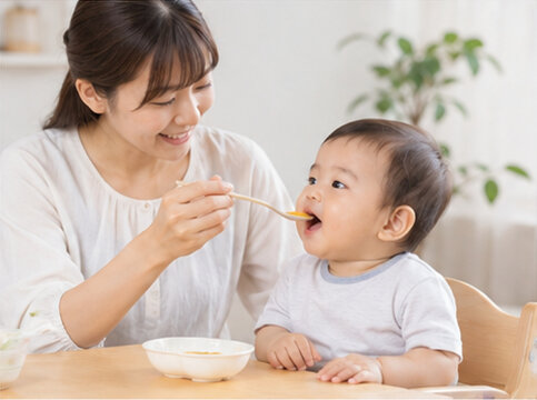 離乳食,赤ちゃん,乳児,ベビーフード,赤ちゃんの食事,食事,育児,子育て,母親,父親,ママ,パパ,親子,家族,離乳食初期,離乳食中期,離乳食後期,完了期,おかゆ,野菜,果物,手作り離乳食,市販離乳食,食育,栄養,栄養管理,授乳,ミルク,哺乳瓶,スプーン,食器,ベビー食器,ハイチェア,食べる,食事介助,初めての食事,アレルギー,食物アレルギー,子育て世帯,日本人家族,日本人女性,日本人男性,キッチン