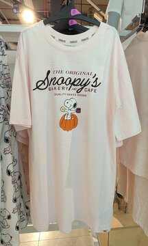 Tiempo de oto&ntilde;o. Camis&oacute;n femenino con estampado de Snoopy de Peanuts sentado en una calabaza con una taza de caf&eacute; y un donuts, en tienda de ropa Primark. Madrid, Espa&ntilde;a, 9 de septiembre de 2026