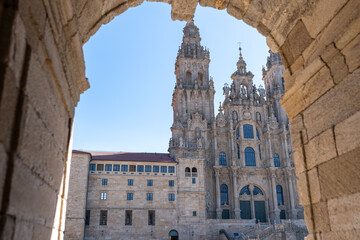 Fototapeta premium Santiago de Compostela Cathedral showcasing its ornate facade and towers under a clear blue sky