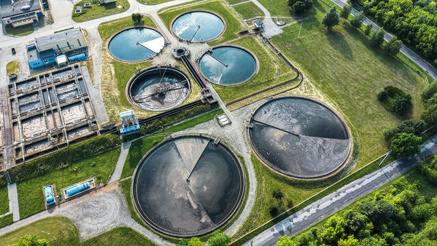 Water recycling plant with sedimentation basins