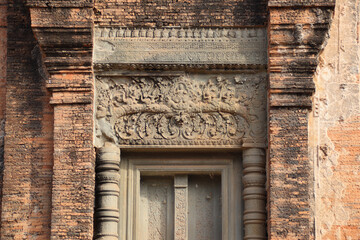 Obraz premium ruined hindu and buddhist khmer temple (bakong) at angkor in siem reap in cambodia 