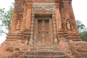Obraz premium ruined hindu and buddhist khmer temple (bakong) at angkor in siem reap in cambodia 