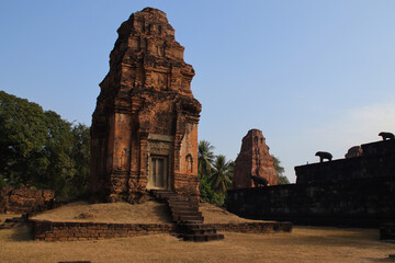 Obraz premium ruined hindu and buddhist khmer temple (bakong) at angkor in siem reap in cambodia 