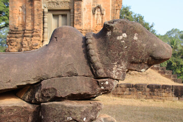 Obraz premium ruined buddhist and hindu khmer temple (bakong) in angkor in siem reap in cambodia 