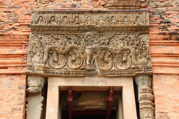 Obraz premium ruined hindu and buddhist khmer temple (lolei) at angkor in siem reap in cambodia 