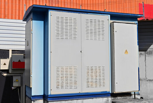 Outdoor electric distribution cabinet for transformer