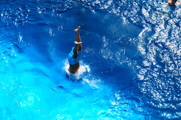 Abkühlung - Sprung ins Schwimmbecken © FOTOKERSCHI