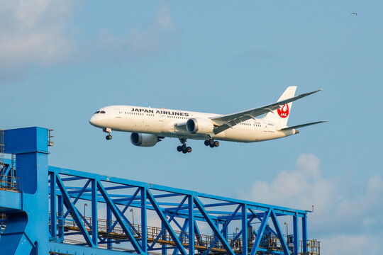Japan Airlines Boeing 787-9 Dreamliner JA868J landing on Boston Logan International Airport (BOS), Boston, Massachusetts MA, USA. 