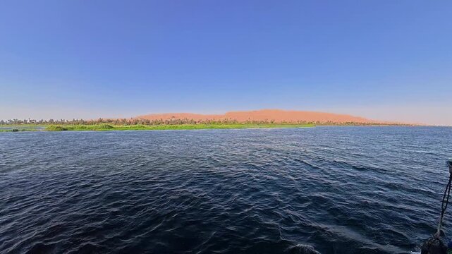 Un bonito paisaje que representa la vida en el Nilo visto desde un crucero pasando por Egipto