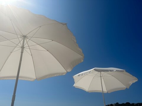 Parasol blanc et ciel bleu