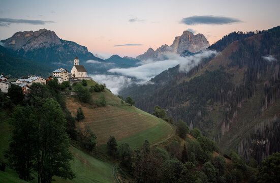 Veduta estiva di Colle Santa Lucia sul Pelmo, Val Fiorentina, Val di Zoldo, Dolomiti, Veneto, Italia, Europa. - Blue Hour dopo il tramonto