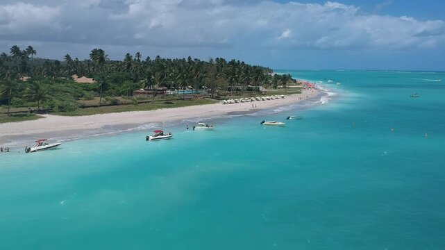 Drone em Maragogi, Alagoas, sobre mar turquesa, praia tropical e coqueiros no litoral brasileiro