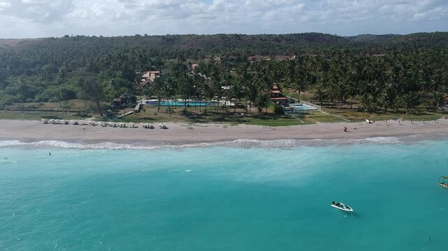 Drone panor&acirc;mico em Maragogi, Alagoas, mostrando praia tropical, coqueiral e &aacute;guas azul turquesa