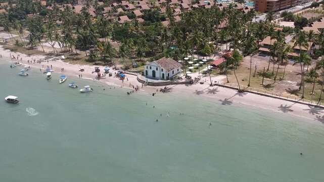 Para&iacute;so tropical da Praia dos Carneiros, Pernambuco, com mar calmo e coqueiros visto por drone