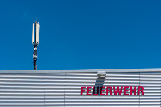 Auf dem Dach einer Feuerwache steht eine Funkantenne